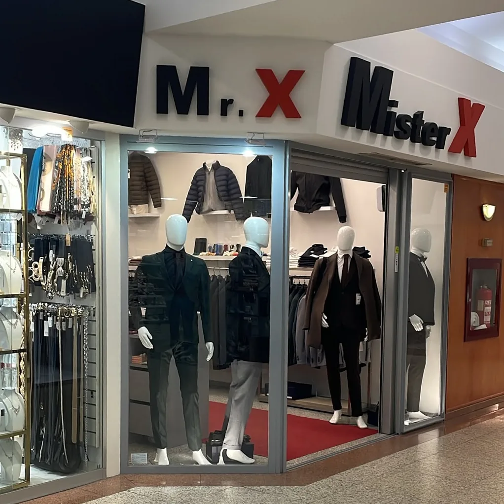 Trgovina Mister X u hodniku Importanne centra, natpisi Mr. X i Mister X iznad izloga s odijelima i jaknama